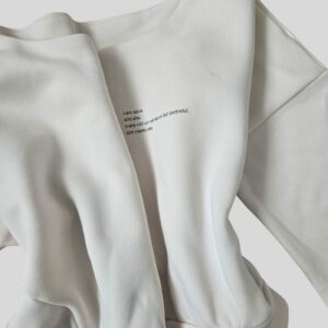 Hanorac cu text poetic imprimat